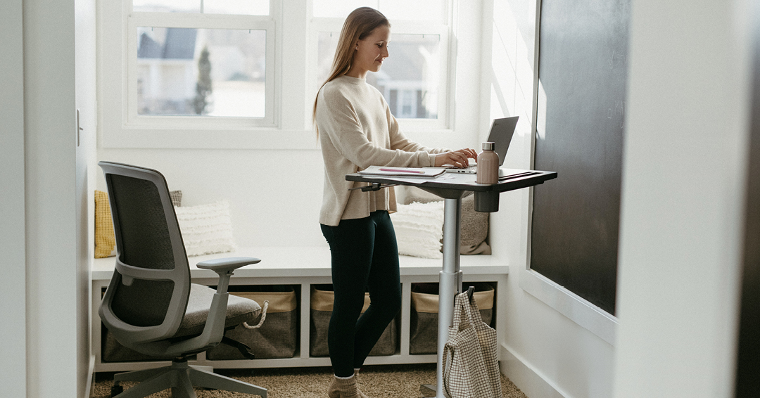 Femme travaillant à la maison